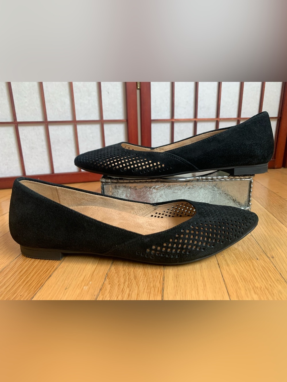 EUC VIONIC Black Perforated Leather Pointed Toe Flats Size 8.5M